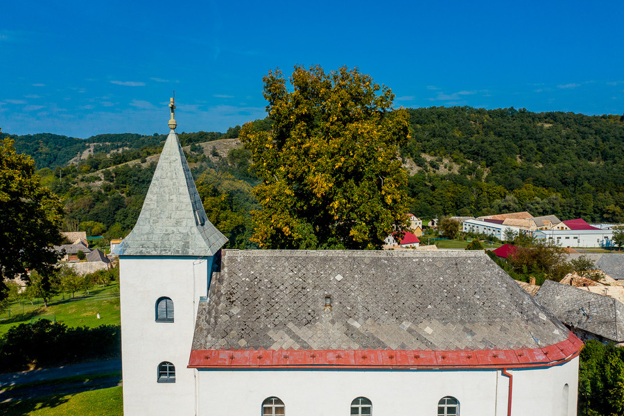 Oprava strechy kostola v Horných Rykynčiciach a Medovarciach
